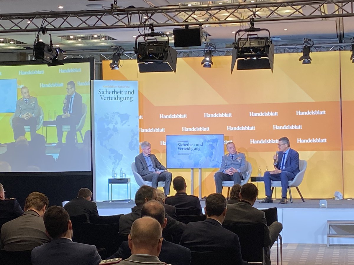 Eindrückliches Gespräch zwischen GenLt Breuer @TFK_Bundeswehr und <a href="/RKiesewetter/">Roderich Kiesewetter🇪🇺🇩🇪🇮🇱🇺🇦</a> zur gesamtgesellschaftlichen #risikovorsorge. <a href="/RKiesewetter/">Roderich Kiesewetter🇪🇺🇩🇪🇮🇱🇺🇦</a> drängt auf mehr strategische Vorausschau. #hbsicherheit