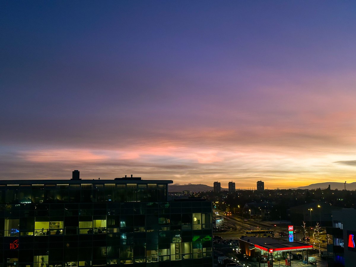 Gullfalleg ljósadýrð á morgunhimninum. Glitský í 70 stiga frosti í heiðhvolfinu, mynduð með hjálp viðbótarvatnsgufu frá sprengigosinu í Hunga Tonga. Tjékk it át!