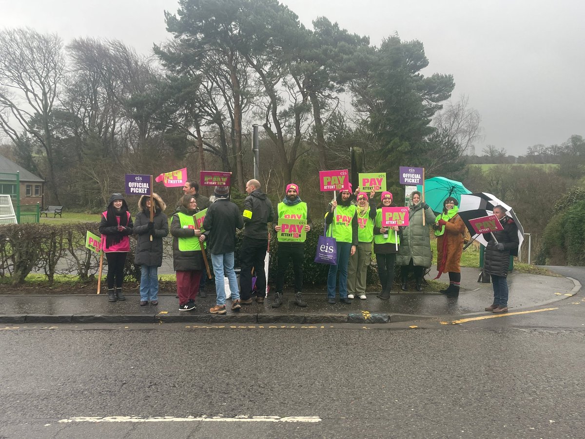 MarkelPum's tweet photo. Another morning on the picket line at Woodlands and CCHS fighting for better pay and working conditions for teachers throughout Scotland. #EIS #EISStrike #TeacherStrike #PayAttention https://t.co/lK7qHlGKcH