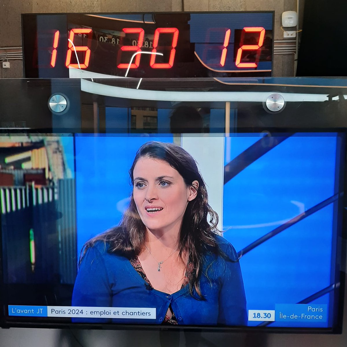 🔴 Silence, ça tourne ! Tournage de l'avant JT @France3Paris présenté par @JbPattier 🎬 Echange avec @HMoutel, et @MarionLePaul, directrice générale adjointe @solideo_jop sur l'emploi et les chantiers en vue pour @Paris2024 👉 Diffusion le 26/01 à 18h30 sur @France3Paris