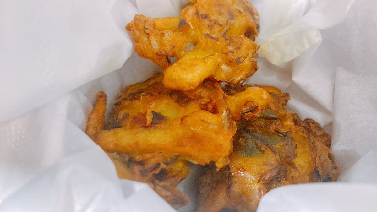 お隣さんがネパール料理くれたじゃがいもと玉ねぎとキャベツをスパイスと揚げたものでポコリっていうらしい
結構スパイシーだけどおいしい😳