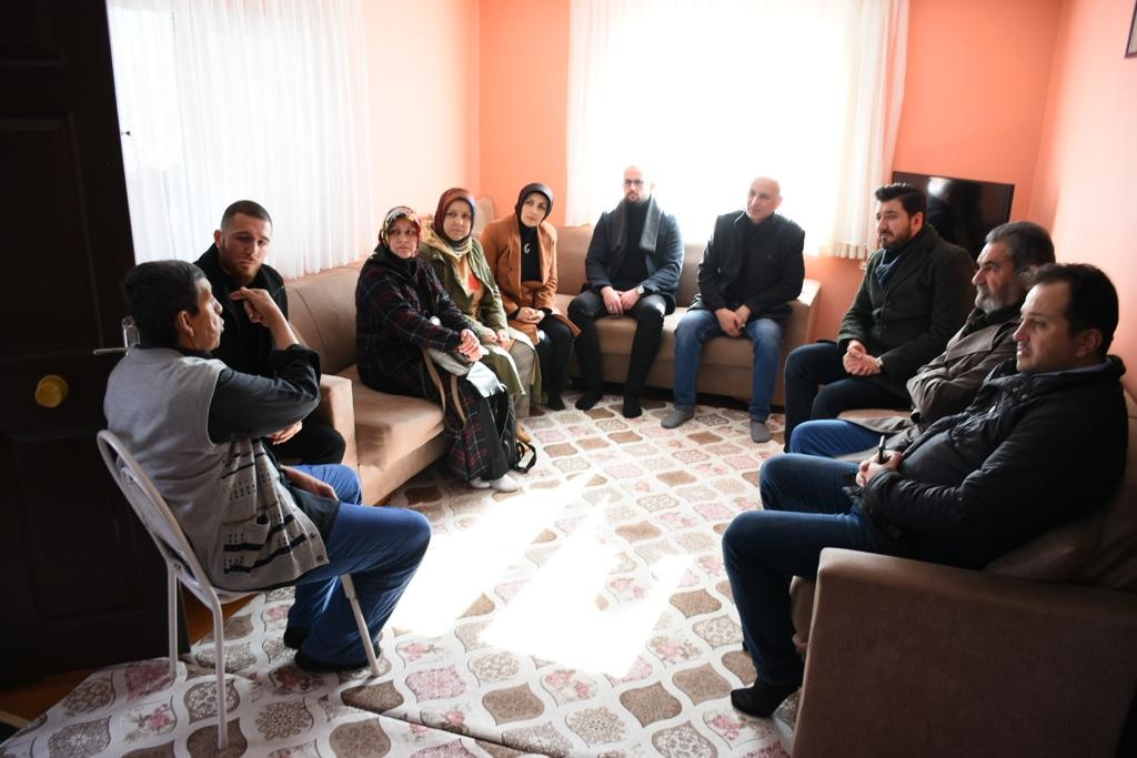 Gündüzler Mahallemizde kümesi yananarak hayvanları telef olan Fevzi Özkaya’ya geçmiş olsun ziyaretinde bulunduk.

#İmzaBirGenç
#TepebaşıAkGençlik