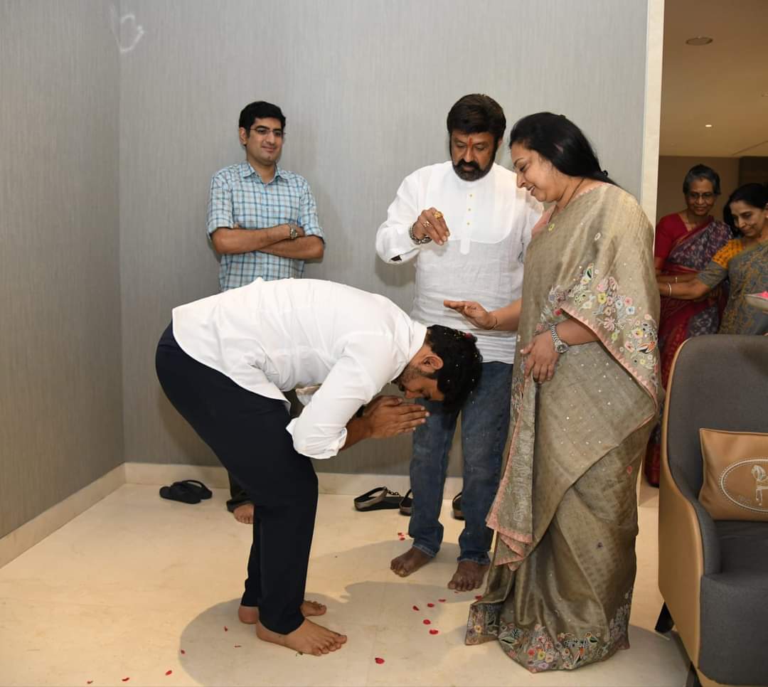 AAkrishnareddy's tweet photo. నారా &amp; నందమూరి కుటుంబంలో ఇంకో అద్భుతమైన ఘట్టం మొదలవ్వబోతుంది....

#ప్రజల #కోసం మరో #తరం తొలి అడుగు వెయ్యబోతుంది...

ప్రజలతో మమైకం అవ్వబోతున్నాడు యువ నాయకుడు
నారా వారసుడు,
నందమూరి అల్లుడు, 
Nara Lokesh గారు

#Yuva #galam పాదయాత్ర విజయవంతం అవ్వాలని ఆ దేవదేవుణ్ణి ప్రార్థిస్తూ.. https://t.co/ohFtl0J1pW