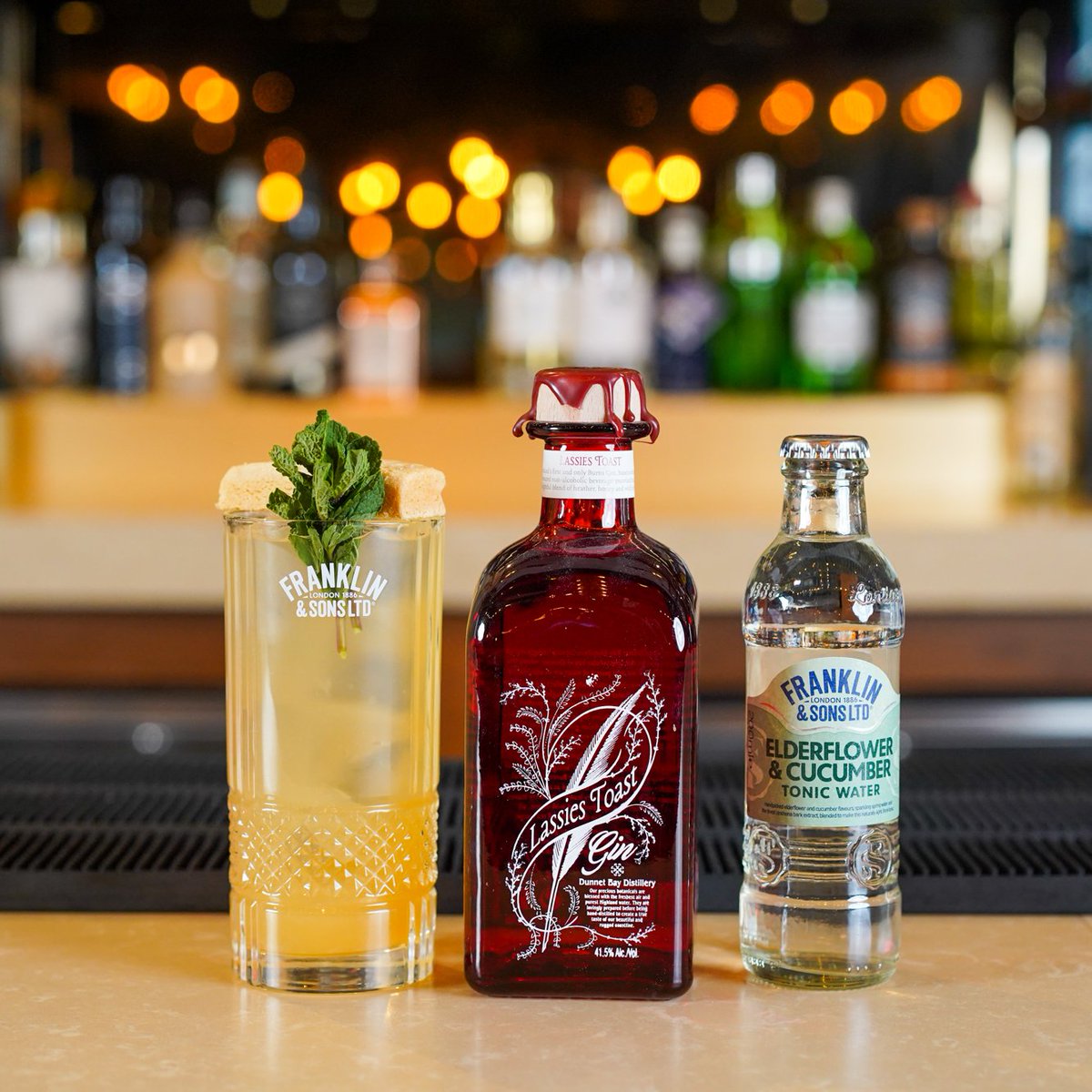 Celebrate this Burns night with Lassie's toast! ✨

Here's what you'll need 👇️
35ml <a href="/RockRoseGin/">Rock Rose Gin</a> Lassies Toast
10ml <a href="/CointreauUK/">Cointreau UK</a>
40ml Cloudy Apple Juice
40ml Earl Grey Tea
10ml Lemon Juice
15ml Honey Syrup
Franklin &amp; Sons Elderflower &amp; Cucumber Tonic water
Shortbread biscuit