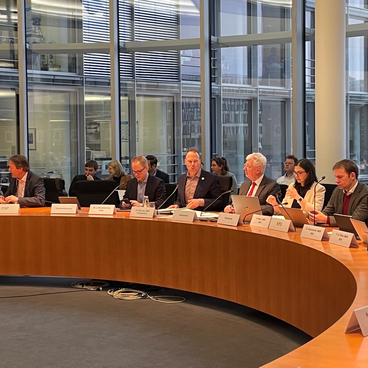 Es ist endlich soweit: Mit dem heutigen Beschluss tagt unser #Ausschuss für Bildung &amp; Forschung ab sofort öffentlich: Wir leisten Pionierarbeit in Puncto #Transparenz - umso irritierender, dass die #CDUCSU als einzige Fraktion dagegen gestimmt hat.