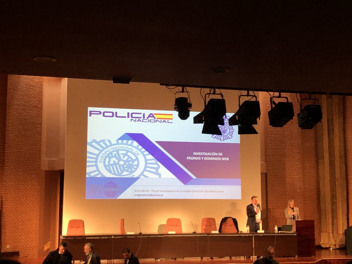 ESFERARED's tweet photo. Silvia Bernal de @policia  UCC en @ciberseguah explicando la investigación de dominios Web. antipirateria@policia.es para informar https://t.co/5V4KC4qQlK