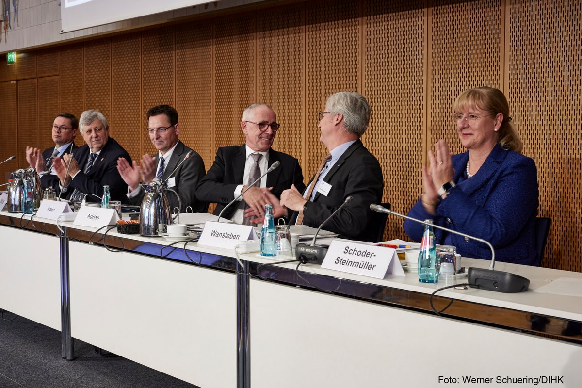 Gründung der Deutschen Industrie- und Handelskammer   #DIHK: Aus einem Verein wurde eine Körperschaft des öffentlichen Rechts! Gratulation an Peter Adrian zur Wahl zum ersten Präsidenten. Wir freuen uns auf weiterhin gute Zusammenarbeit in der IHK-Gemeinschaft. <a href="/DIHK_News/">DIHK</a>