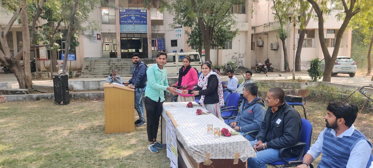 આજ રોજ ITI બાયડ ખાતે રાષ્ટ્રીય મતાદાતા દિવસની ઉજવણી કરવામાં આવી. વિ.સા.ચૂ.-૨૦૨૨ માં પ્રથમ વાર મતદાન કરેલ હોય તેવા યુવા મતદારોનું પેન આપી સન્માન કરવામાં આવ્યું. તથા મુક્ત અને ન્યાયી મતદાન માટે સૌ સાથે મળી પ્રતિજ્ઞા લેવામાં આવી..