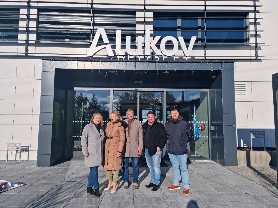 AlukovCZ's tweet photo. Výměna zkušeností s našimi evropskými kolegy.
Včera to byli britští přátelé z @AlukovUK, dnes francouzští z Abri Passion.
https://t.co/bPenKJQhYl
#zastreseni #zastreseniteras #zastresenibazenu #poolcover #patiocover #enclosure #abris, #abrisdepiscine #abrisdespa #piscinedesign https://t.co/jkK4ilarwO