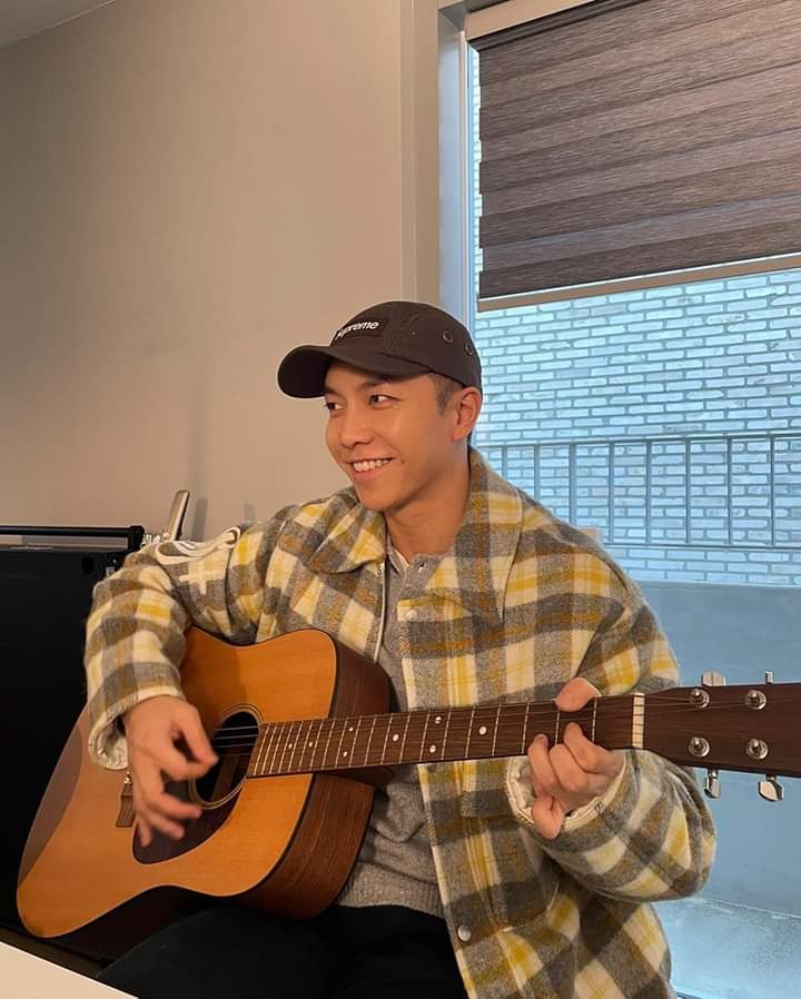 lsg_myanmar's tweet photo. [25.01.2023] 💞Lee Seung Gi💞 Official IG Update 😍

Caption 👉 " Me and my 🎸 "

https://t.co/Gp7gk2js0v

@leeseunggi.official 
#이승기 #LeeSeungGi #လီဆွန်းဂီ
 #イスンギ #李昇基 
#휴먼메이드 #휴먼테이블
#byhumanmade #humantable
#LSGMyanmar #미얀마아이렌 #Myanmar_Airen #Airen https://t.co/2KsQ8uVuHV