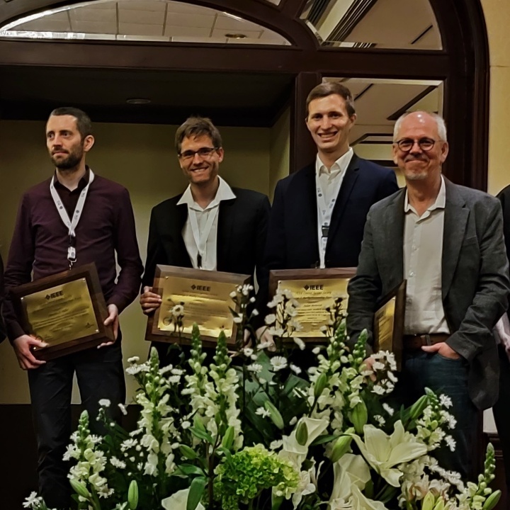 Dr. Julian Berberich und Prof. Frank Allgöwer, Institut f. Systemtheorie und Regelungstechnik #UniStuttgart haben mit Dr. Johannes Köhler+Prof. Matthias Müller den 2022 @CSSIEEE Outstanding PaperAward erhalten. Der Preis ging erst zum 2. Mal an eine dt. Forschungsgruppe. Congrats