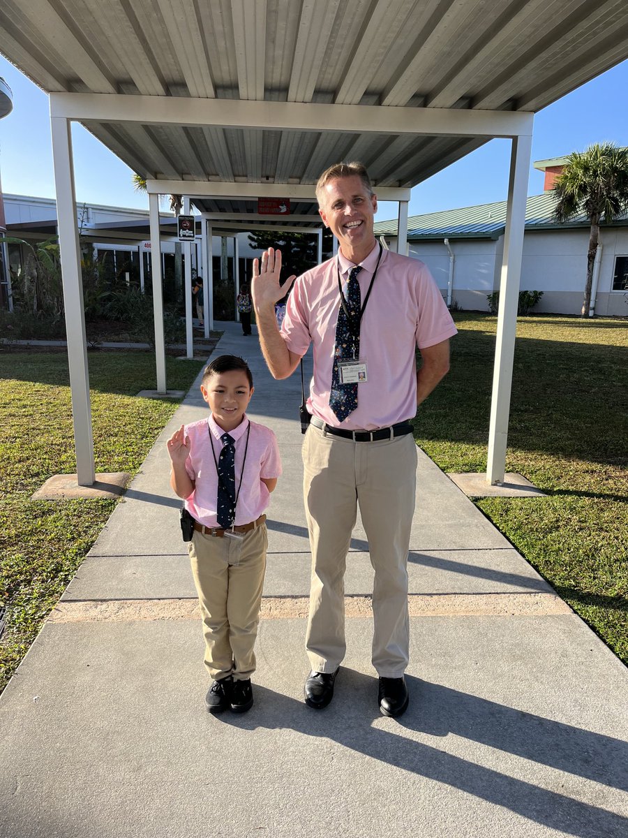 Today we’re “Diving into Literacy” by reading with ⁦@TCEpirates⁩ Reading Buddy classes…and dressing like a buddy as well! Can you figure out which one is Mr. Simpson? #FLCelebratesLiteracy