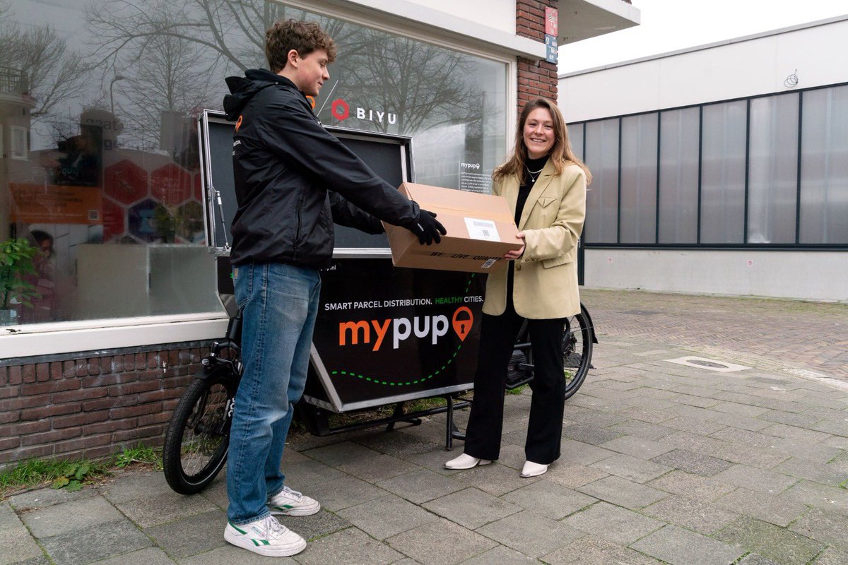 Vanmiddag het eerste duurzame pakketpunt in Utrecht geopend! Ze kunnen veel transporten vervangen, dat scheelt CO2 en verkeersdrukte. Trotst op deze samenwerking met MyPup en Advier. 👉 ap.lc/4tDau