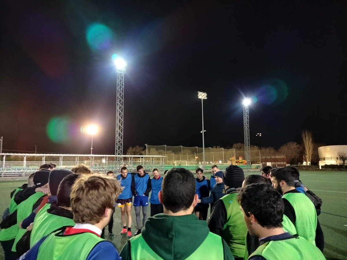 filo_rugby_2019's tweet photo. Este lunes #FiloMASC ha tenido la suerte de tener como entrenador a Santiago Santos, seleccionador nacional masculino de Rugby XV y antiguo jugador de Filosofía y Letras RC.

Fue un honor contar con su inestimable ayuda y experiencia.

#AúpaFilo

@DeporteGetafe https://t.co/elzNsKjufP