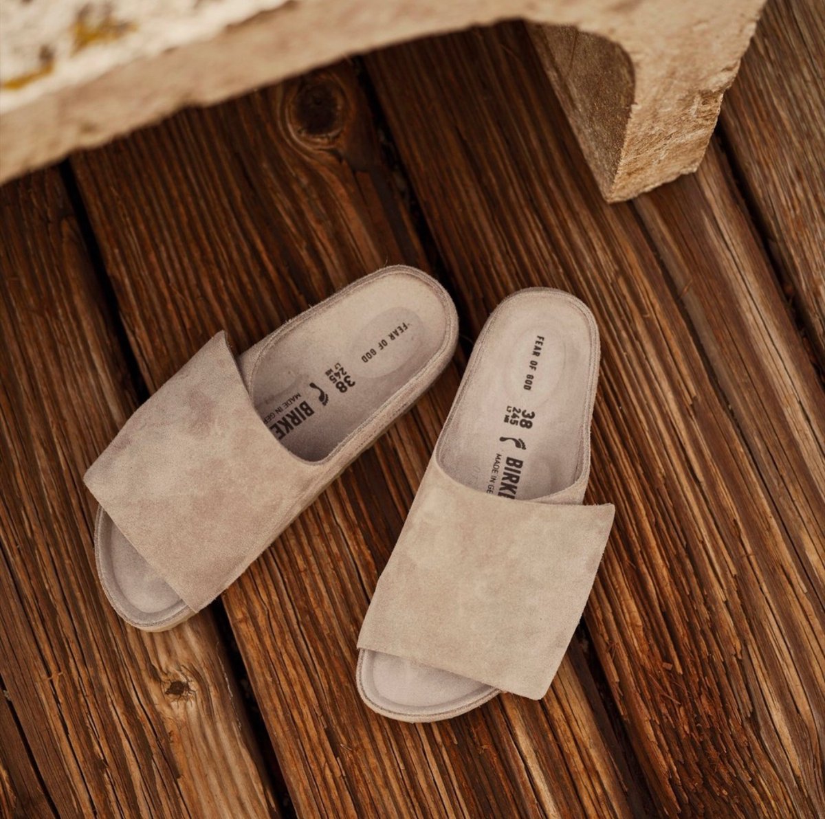 snkr_twitr's tweet photo. Fear of God x Birkenstock ‘Los Feliz’ live at 7am PT/10am ET via FOG 

-> https://t.co/Wz3rtjJRPW https://t.co/g1aEhRBzLz