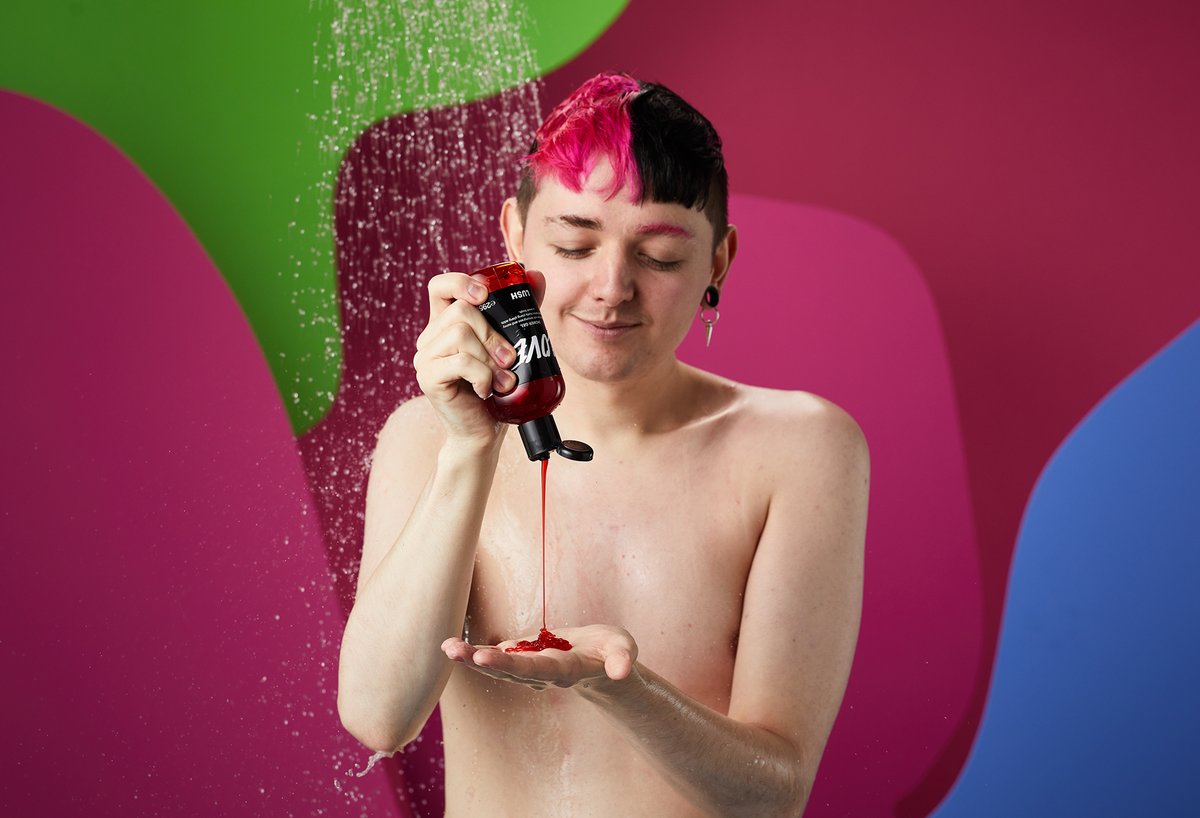 Love is in the air  - og i butikkene våre!🫧💕 
Føl kjærligheten mens opplivende sitrongress og solfylte bergamottoljer skinner med Love-dusjsåpe! 

Få tak i din her: bit.ly/3WKCebS

#ValentinesDay2023 #LushNorge