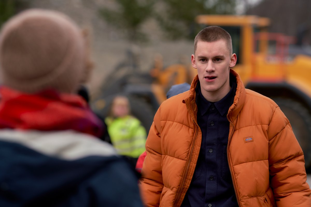 NRK-serien «Vi lover et helvete» er inspirert av @NaturogUngdom sin kamp for Repparfjorden. Skodespelar Sigurd Kornelius Lakseide (24) brukte Reddit i forarbeidet til rolla som klimaskeptikar bit.ly/3DdTmQ4 @NRKno #Klima