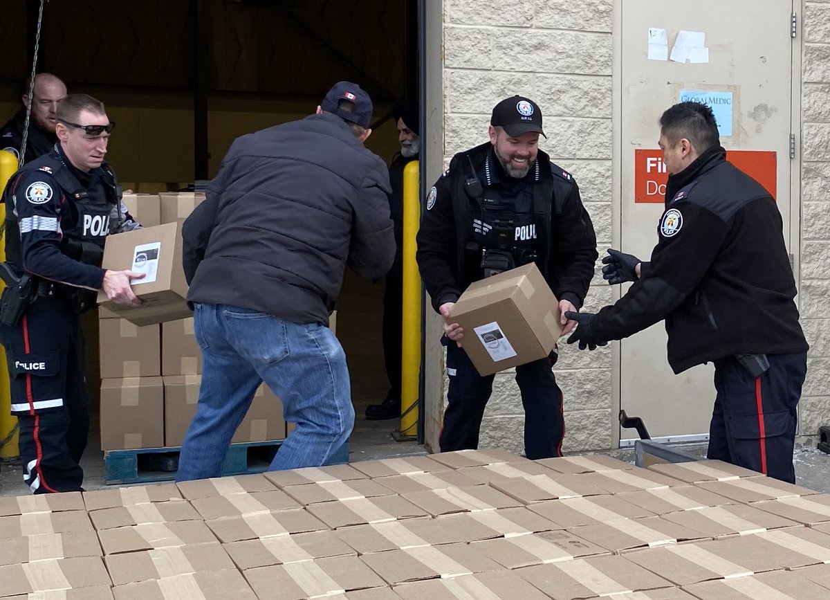 A big thank you to the @TPS55Div Neighbourhood Officers for teaming up with us! Yesterday they picked up 3386 lbs of food, packed by our volunteers, to distribute to Flemingdon Park community members.