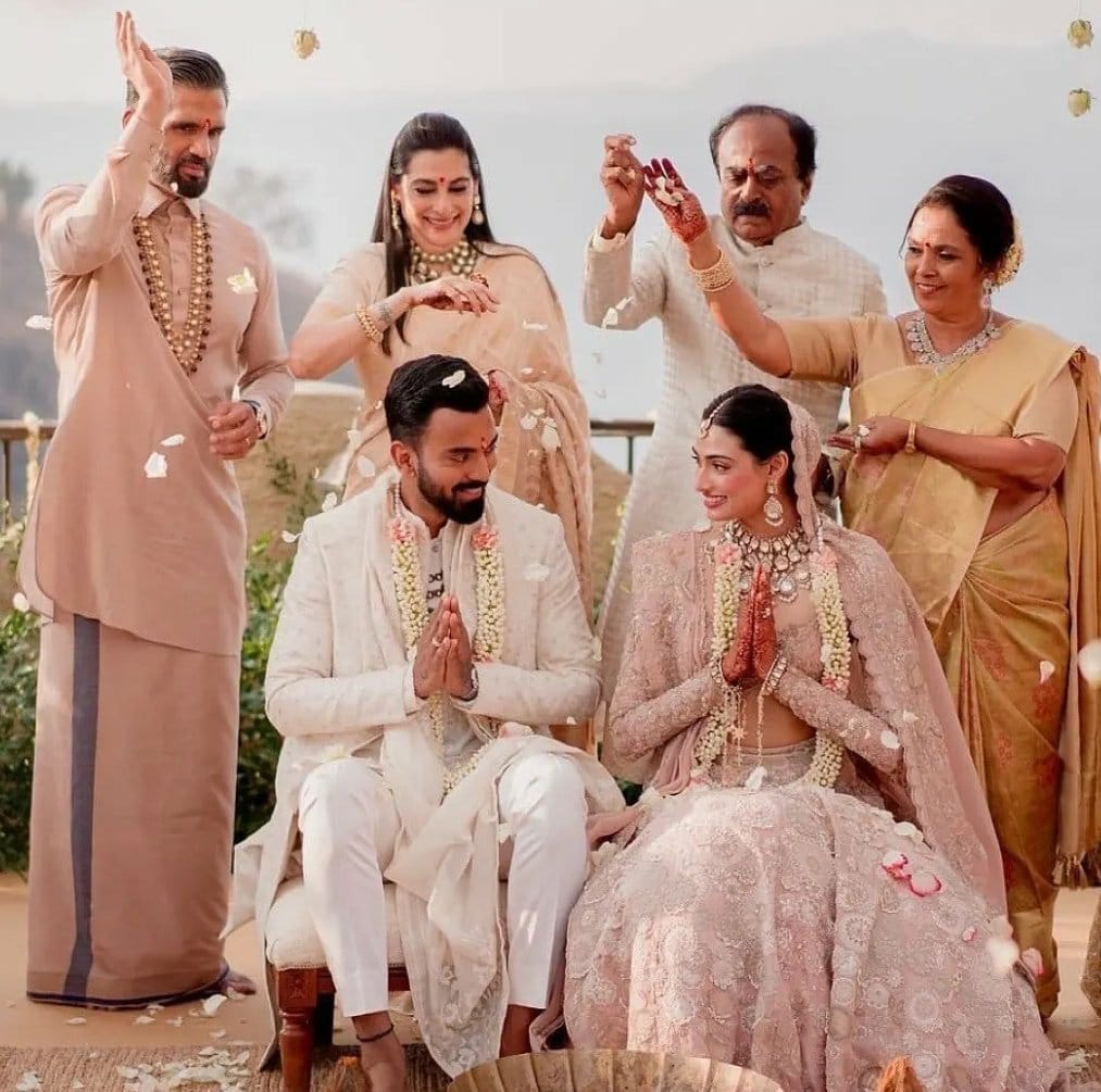 #SunielShetty shares some lovely unseen pictures from #AthiyaShetty and #KLRahul's wedding.
@SunielVShetty #KLRahulAthiyaShettyWedding #KLRahul𓃵 #Trending @anuragamitabh @JournalistVipin @ReporterRavish @Vineetpathakbpl