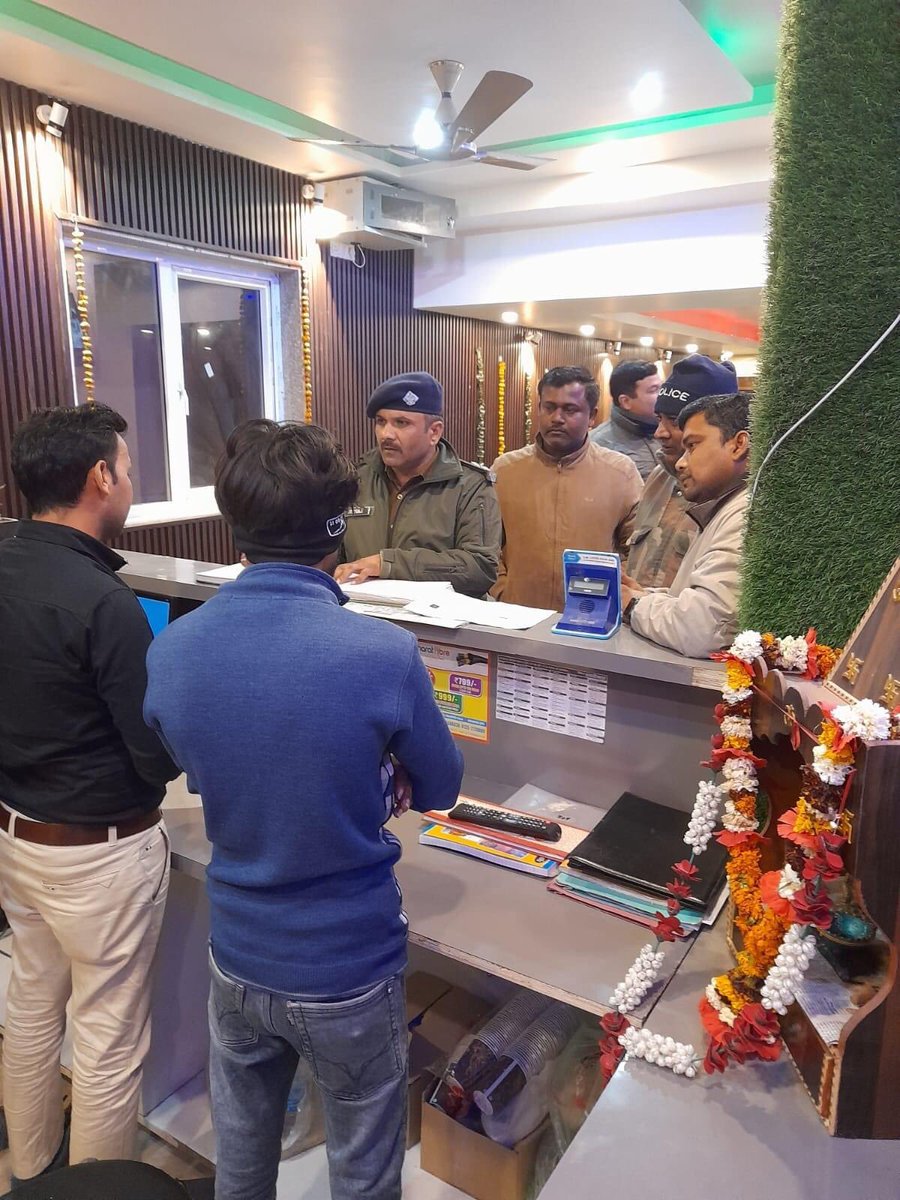DehradunPolice's tweet photo. #Republic_day_2023
#सुरक्षा
गणतन्त्र दिवस को लेकर #दून_पुलिस मुस्तैद, सुरक्षा के चाक-चौबंद प्रबंध
⚡ पुलिस उप महानिरीक्षक/ वरिष्ठ पुलिस अधीक्षक देहरादून महोदय के निर्देश पर संपूर्ण जनपद में चलाया जा रहा सघन चेकिंग अभियान।
#uttarakhandpilice
#ukpoliceupdate https://t.co/V3MMOQjH7p