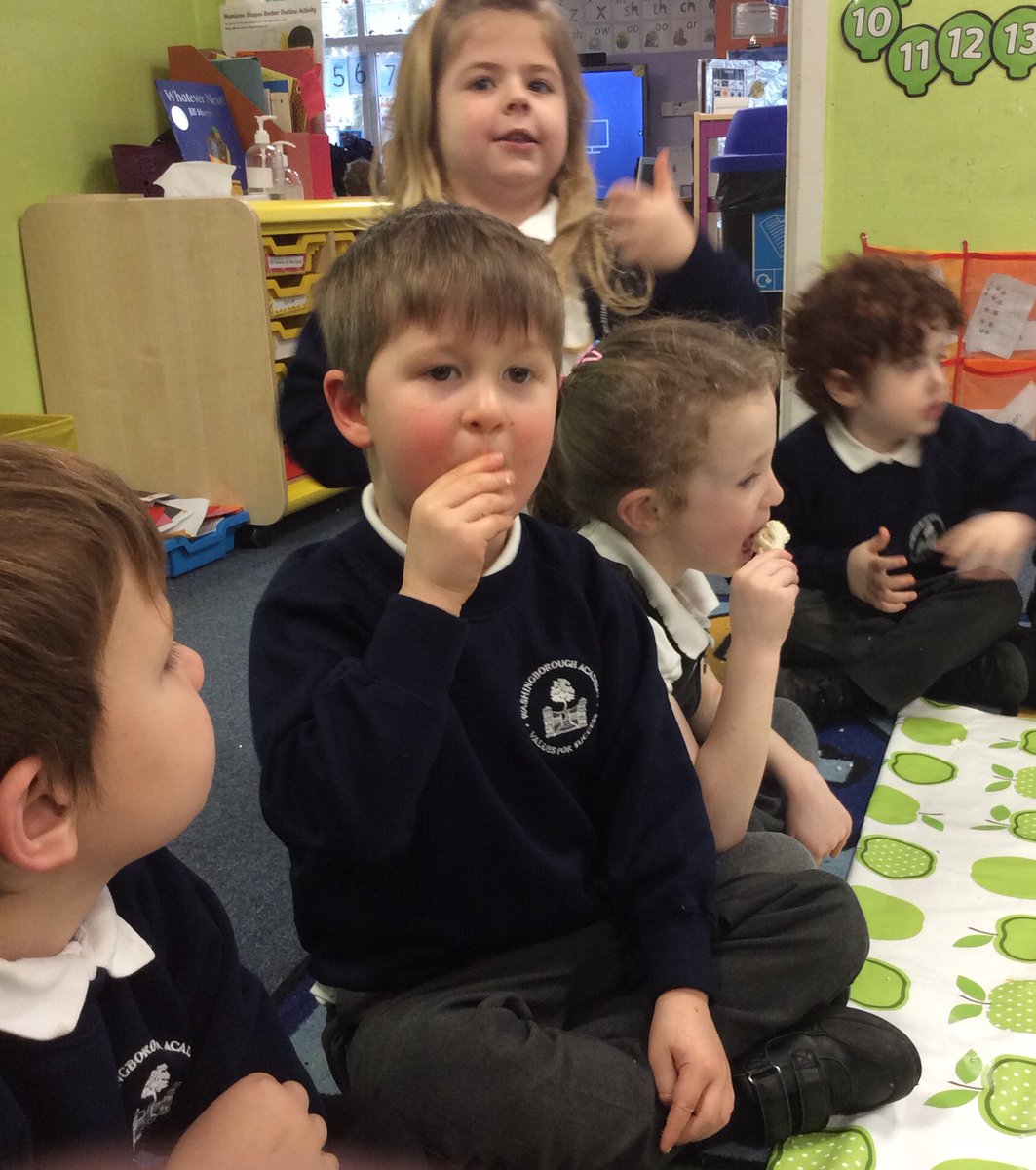 ‘It looks like a tree!’ Apple Tree Class used all their senses in their #TastEd lesson to explore raw & cooked food #fodforthefuture #SlowFood @SlowFoodUk @SlowFoodHQ @TastEdFeed @KitchenBee @jimmysfarm @VegPowerUK @FoodCorps @BBCFOOD @foodafactoflife @foodexplorersuk @HughFW