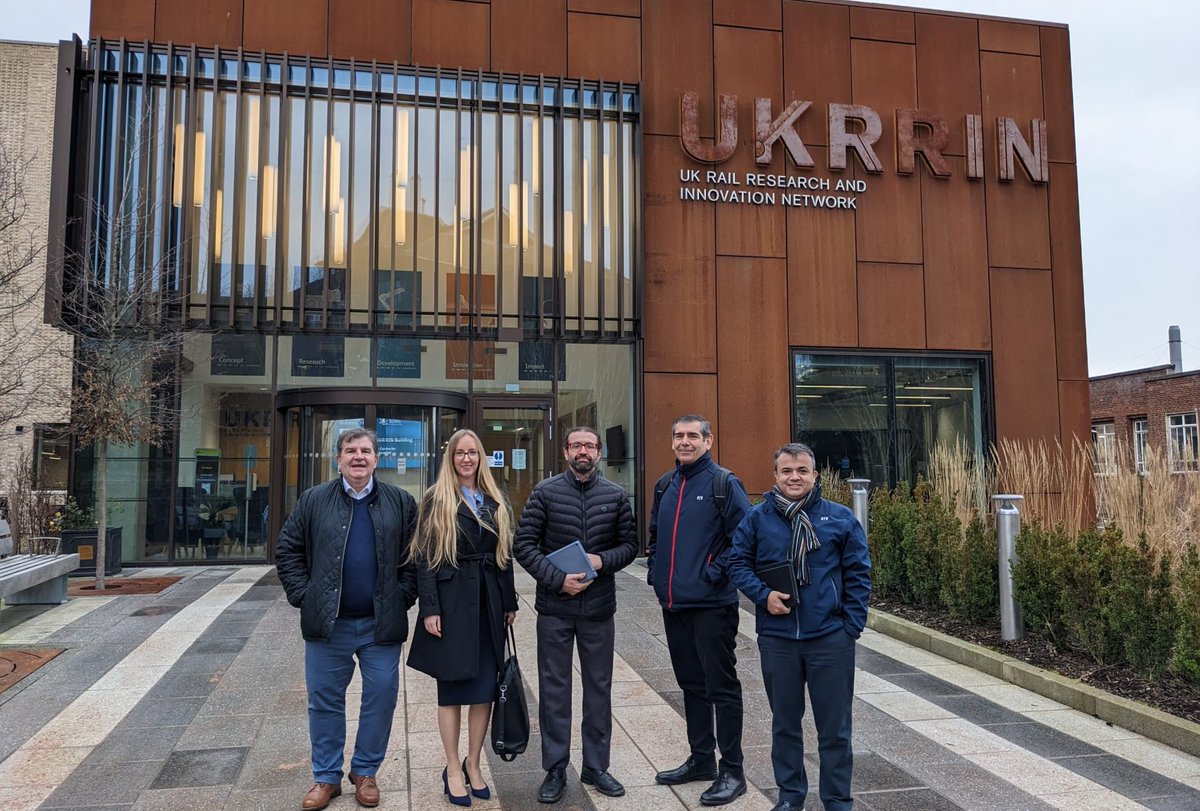 UKinChile's tweet photo. Con delegación de @EFETrenesChile hoy estamos en #Birmingham conociendo algunos proyectos innovadores como el primer tren 🇬🇧 a hidrógeno #HydroFLEX junto a @PorterbrookRail, @bcrre y #Vanguardsts Principal objetivo de esta tecnología es ayudar a descarbonizar la red ferroviaria. https://t.co/aGtzafiMdE