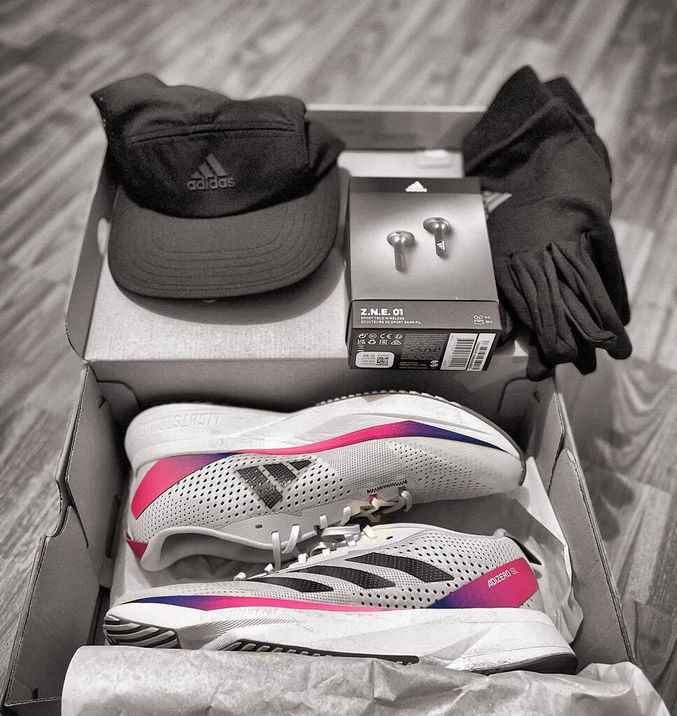 New gear for new goals .
•
Une saison supplémentaire comme crew runner au sein de la communauté #adidasrunners
8 années de partage, convivialité et bienveillance. Des rencontres, du sport bien sûr et surtout une communauté avec une énergie folle! 
Me… instagr.am/p/Cn11p-4N7bW/