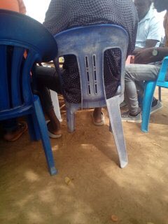 Tuli babandana🤒 you even wonder how someone is comfortable on a 3 legged chair