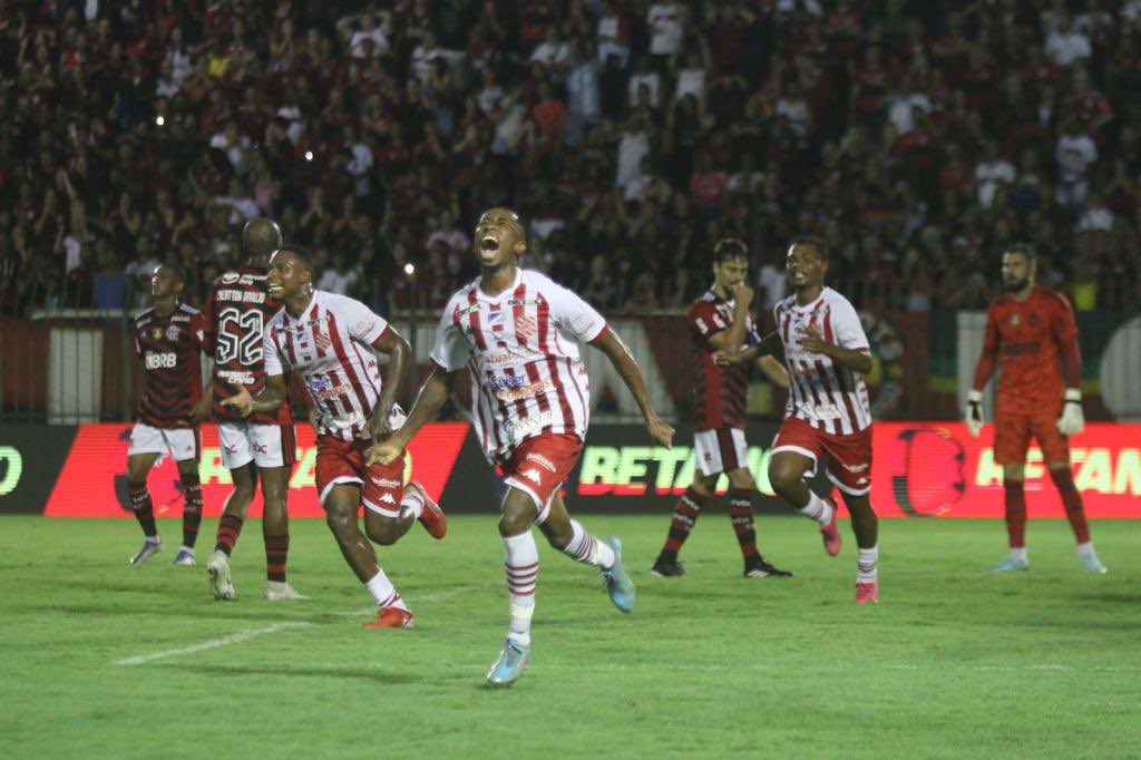 Natin002's tweet photo. Então na partida de ontem saiu o tão sonhado 1º gol como profissional, só Deus sabe o quento eu e meus pais lutamos para esse momento, será um dia que ficará marcado em minha vida, agradeço ao @Banguoficial e a @rp4, dedico esse momento a todos que de alguma forma me ajudou🙏🏿🙏🏿 https://t.co/0vLJIjKnEF