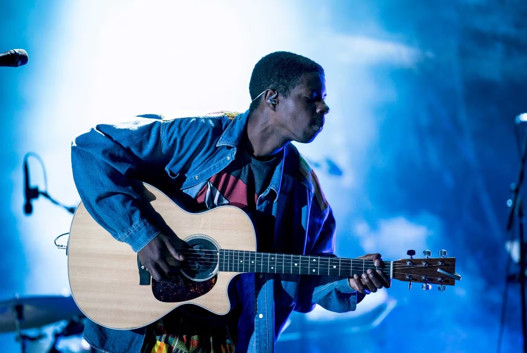 L'instant d'un concert, l'œuvre de Karim Ouellet sera célébrée dans sa ville par plusieurs de ses amis dont <a href="/claudebegin/">Claude Begin</a>, <a href="/lebaronbandit/">Hubert Lenoir</a>, <a href="/valairevalaire/">VALAIRE</a> et sa soeur <a href="/Sarahmee_/">Sarahmée</a>! 🖤

📲: qubmusique.app.link/7QoCUnIwSwb

#karimouellet #musiquedici #culturedici #QUBmusique