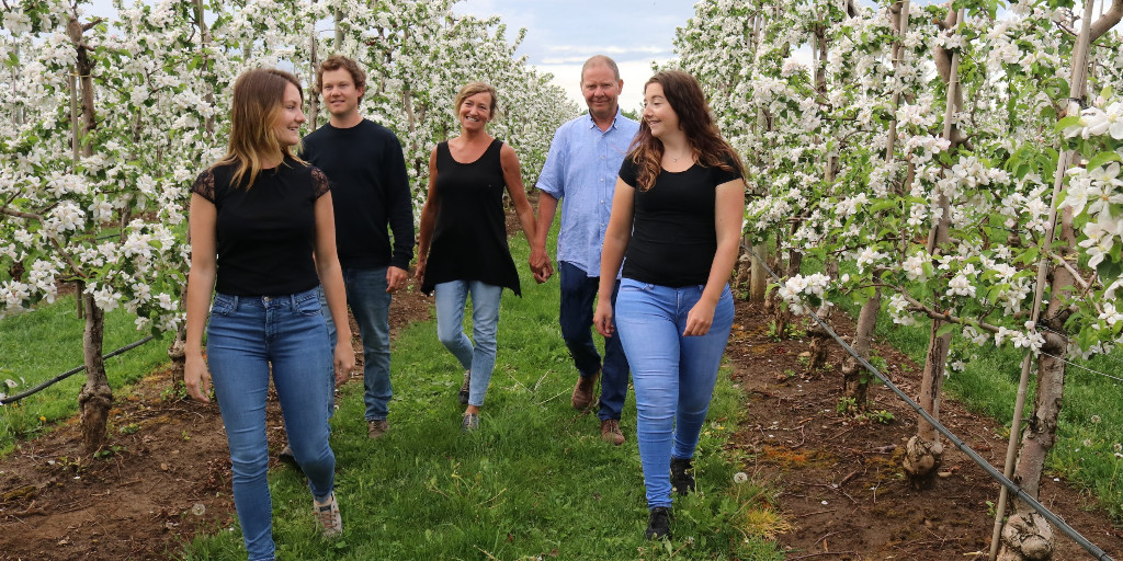 RedPrinceApple's tweet photo. We are lucky to have Red Prince Apples. They are grown in Canada for Canadians and come to market FRESH each January. Learn more about the Botdens, the hard working family behind the Red Prince. https://t.co/lTJ991hwpM https://t.co/epAeJXQ8iS