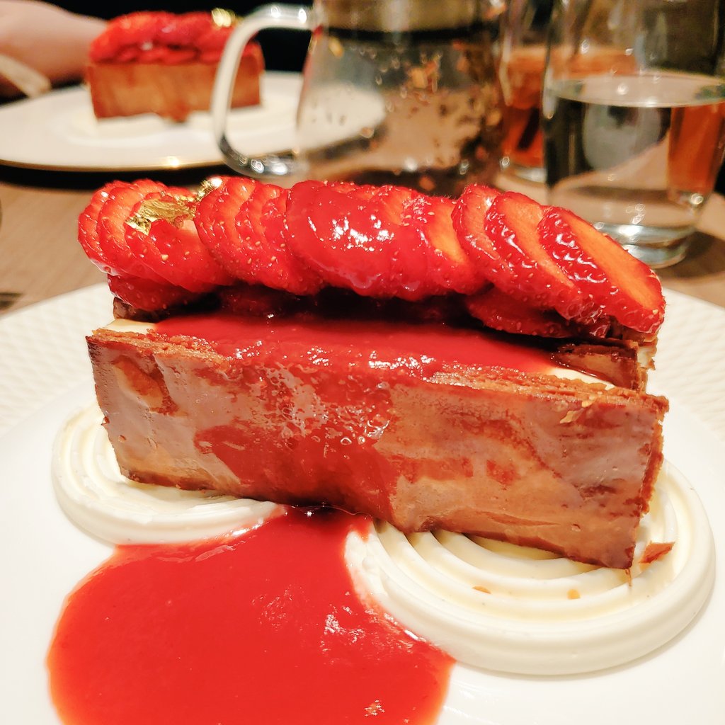 今日は担当さんと打合せをしてきました✨
水面下で着々と動いてます！

このイチゴミルフィーユとっても美味しかった(*´༥`*) https://t.co/nqXpHyYw6e