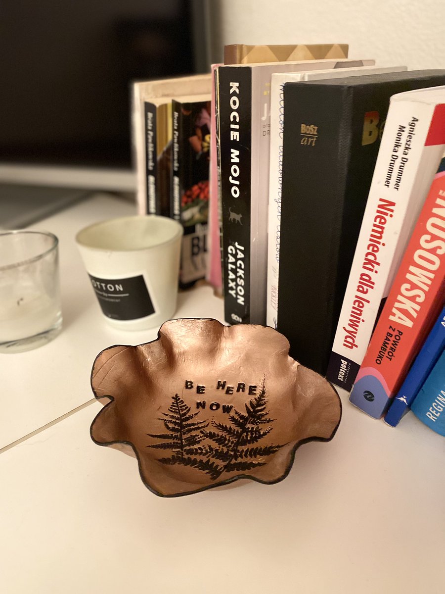 Kochani moi :) znani już ze szczerych opinii :) pytam Was ponownie :) co sądzicie o mojej ozdobnej miseczce wykonanej z gliny ? Czy ktoś z Was postawiłby taka na swojej szafce w domu ? 🫠🙃 dajcie znać ❤️