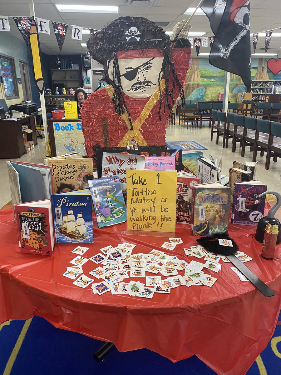 b_sawyer1's tweet photo. Reading can bring you treasure at @LakeMagdaleneES students loved finding treasure in their books today! @ELA_HCPS @HillsboroughSch #literacyweek https://t.co/2cPU6xmgOf