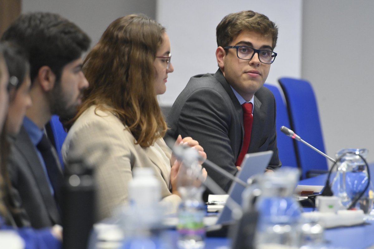 rafaelmgrossi's tweet photo. Um prazer enorme receber estudantes da prestigiada Fundação Getúlio Vargas (@FGV)! Uma conversa interessante com as/os líderes do futuro sobre os benefícios e potencialidades do nuclear e temas relevantes da agenda internacional. Obrigado pela visita! https://t.co/UxHQnh7yTc