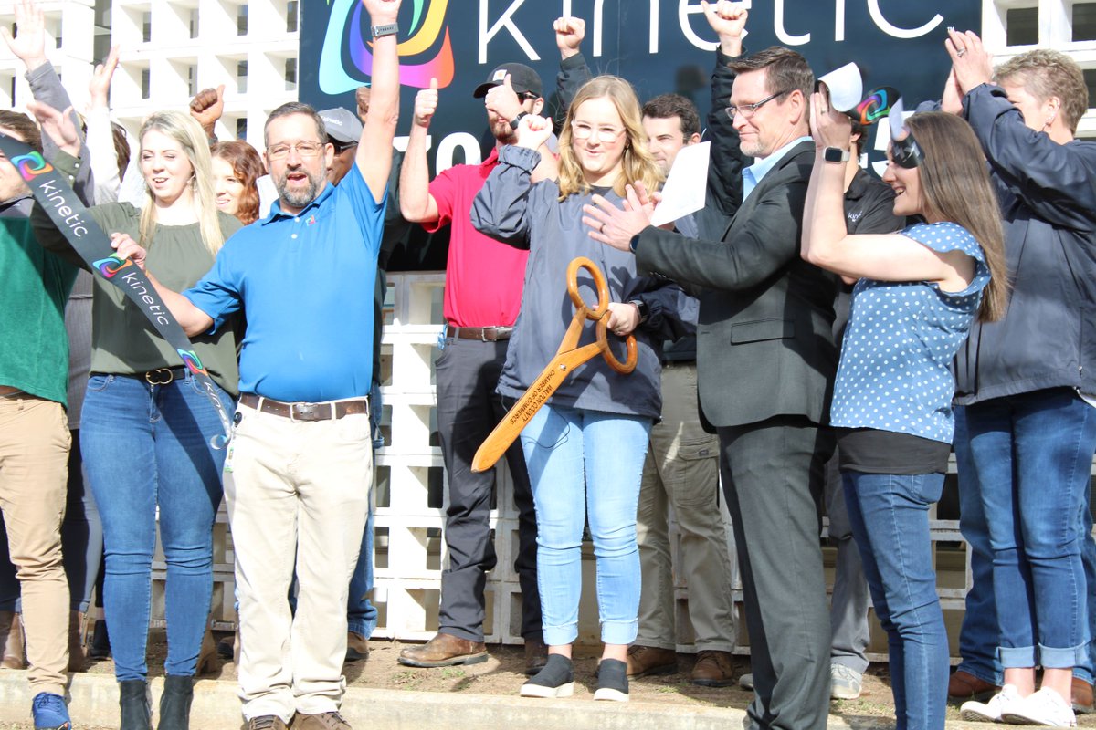 GoKineticFiber's tweet photo. Kinetic celebrated the grand opening of its newest retail store in Monroe, GA, with a $1,000 donation to the YMCA of Georgia's Piedmont. The funding will help build a new local branch, providing health and wellness programming for all ages. #HighSpeedforHere #HomeTownHighlights https://t.co/lbKs5byJB0