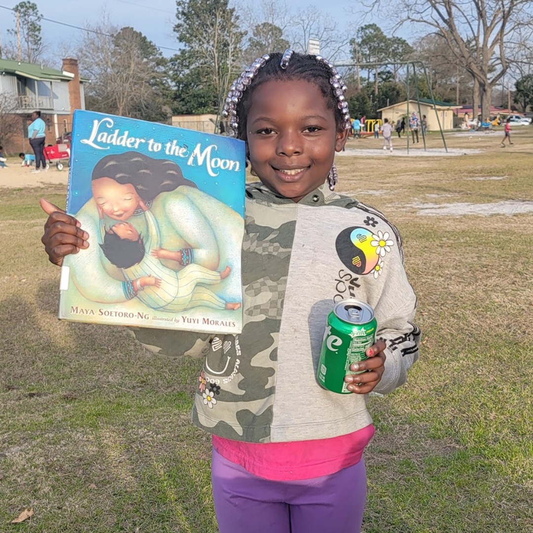 okrlslibraries's tweet photo. These girls picked up free books from the Alma-Bacon Library's booth at the MLK parade earlier this month! https://t.co/01Md9TgmGD