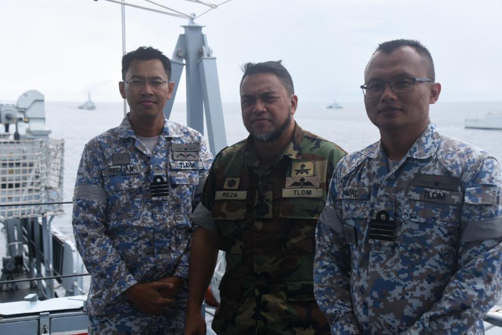 MPA_Barat's tweet photo. A Proud Boss!
“Armada Siaga, Kedaulatan Terpelihara”, adalah petikan perutusan ulung Laksamana Tan Sri @reza_azeranil63 sebagai Panglima Tentera Laut. Beliau menzahirkan kegembiraannya setelah menyaksikan kejayaan penembakan sasaran permukaan semasa #MiniOSTEX #PenghargaanPTL17 https://t.co/Xw65QLfnZ4