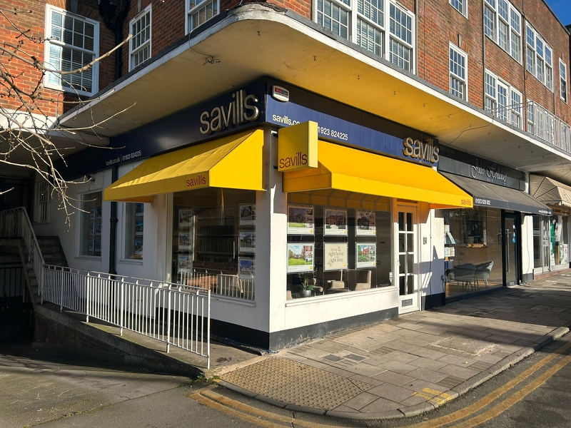 Radiant_Blinds's tweet image. We installed two new triangular fixed canopies with closed ends to Savills Estate Agents in Northwood last week.   Their bright choice of yellow fabric means that they can be spotted a mile away and keeps their branding really distinctive.  #FixedFrame

radiantblinds.co.uk/2-x-triangular…