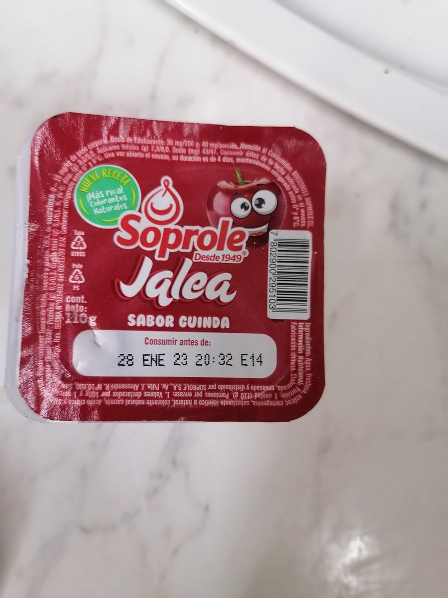 VickyMatita's tweet photo. @Soprole le iba a dar una jalea a mi hijo y me pillo con esta sorpresa. Fecha de vencimiento 28 de enero del 2023. Y hoy es 25 de enero. @Soprole alguna respuesta con vender alimentos con hongos?? https://t.co/zENmVEogWb