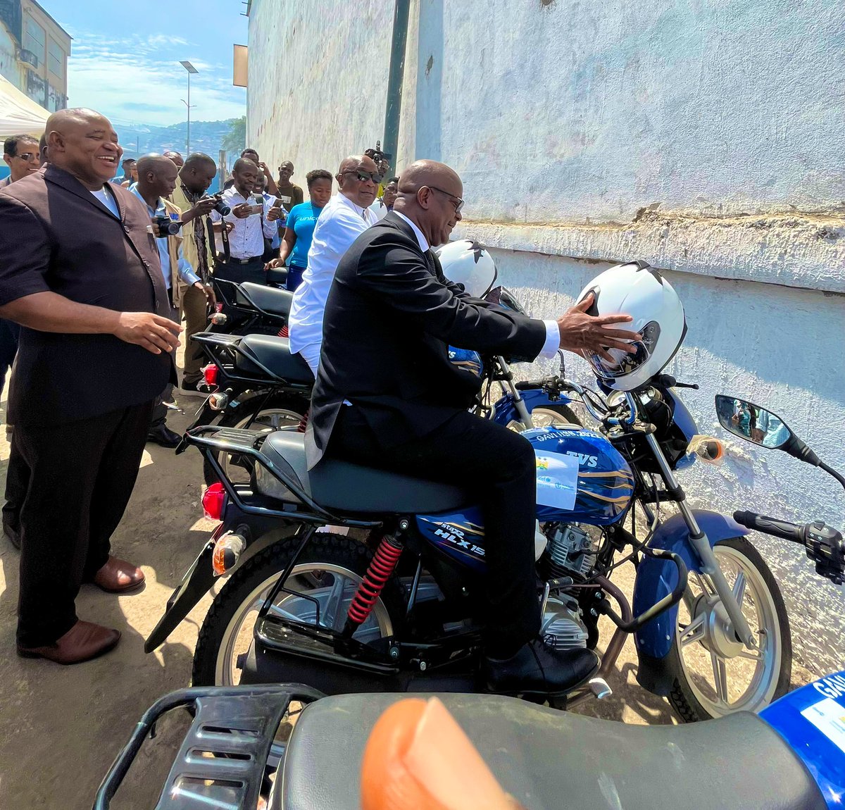 CoVDP & @UNICEF have donated vehicles, motorbikes & other equipment to @mohs_sl for routine immunization.With already good vaccination points scored by @mohs_sl @DembyAustin(73% COVID vaccinated people & 182,000 girls with HPV vaccine), these items will enable even better results