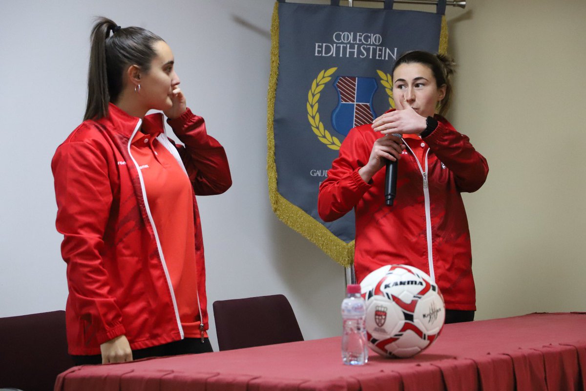 RFFM_oficial's tweet photo. 🚺 Ha sido en el colegio Edith Stein de Orcasitas en colaboración con el @CDAlzola y con las futbolistas del @realmadridfem B, María Bores y Noelia Correro, como embajadoras de la campaña de promoción

#SUMATE https://t.co/IvqBHcacTV