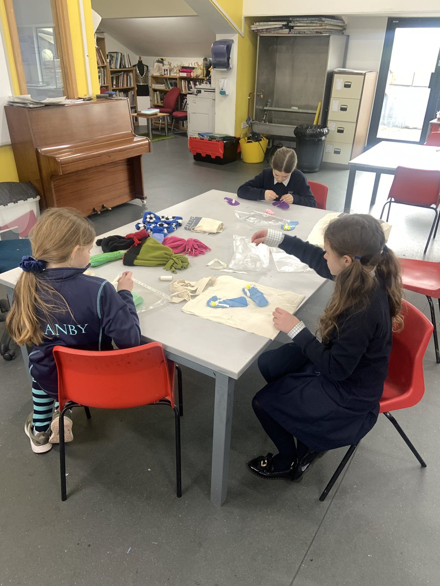 Textile Club <a href="/Tranby_Art/">Art Department</a> <a href="/Tranby_school/">Tranby</a>  <a href="/TranbyPrep/">Prep School</a> in the Senior school Art Studio with Mrs Daniels and A Level Textile pupils leading the way.
Fab time had by all🪡🧵Prep pupils welcome anytime❤️