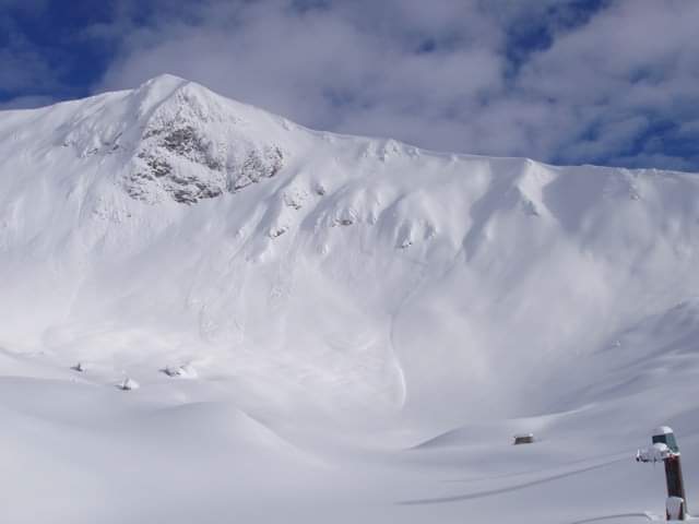 ProtCivReg_FVG's tweet photo. 🎯Focus Bollettino pericolo neve e valanghe. 
E' disponibile sul nostro sito l'aggiornamento odierno del bollettino neve e valanghe valevole fino a venerdì #27gennaio.
Consulta qui il bollettino aggiornato📌 https://t.co/IidrXLGL8s https://t.co/hSTQuWqCLp