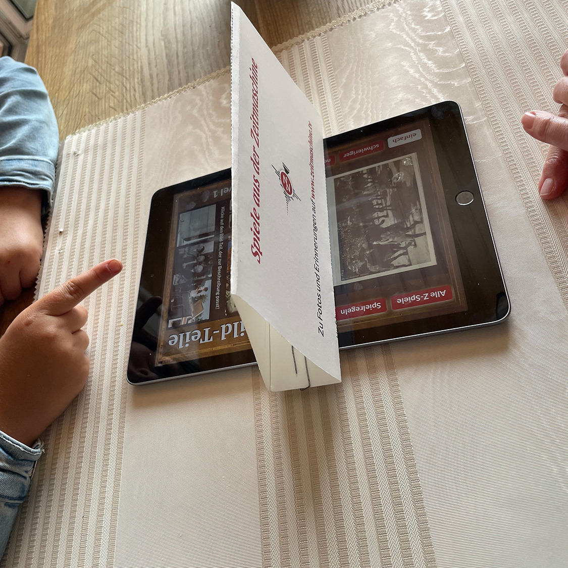 FHNWTechnik's tweet photo. Eine neue Spiele-App, entwickelt von zwei Informatik-Studierenden der FHNW, verbindet die Generationen mit Fotos, Tonspuren und Filmen. Sie ist ab sofort in den App-Stores gratis erhältlich - einfach ausprobieren! https://t.co/td3cydL4qs https://t.co/jNHgwj1JuL