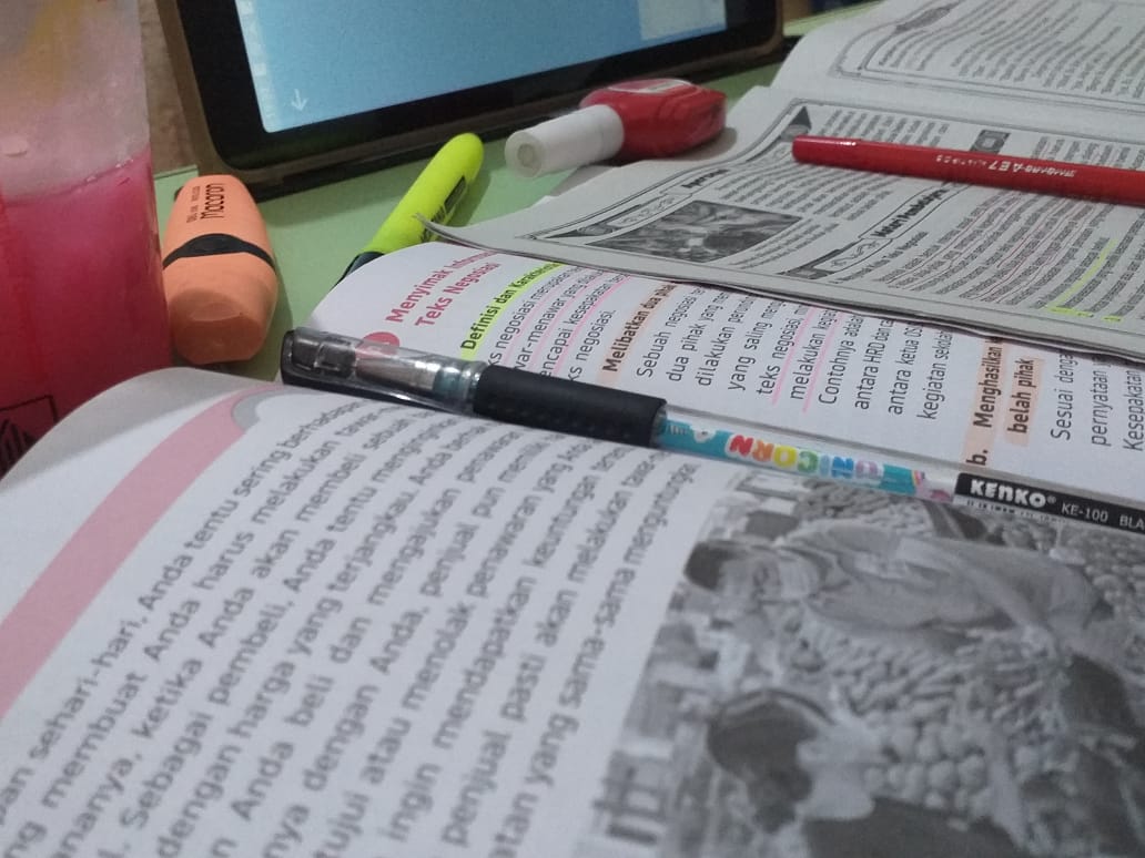 ₊˚.🗒 Chloe's progress today. [25-01-23].

besok ulangan bahasa Indonesia, cuman gatau kenapa belajar malem ini ga fokus bangett. kek blank aja, ga ada yg masuk (dikit doang deh) :")