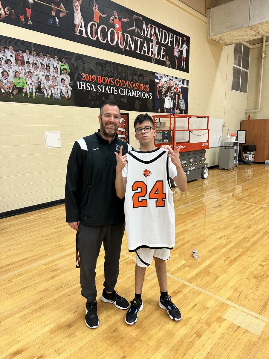 GymEOri6's tweet photo. #24 is a shooter! ⁦@LHSwildcatBball⁩ https://t.co/f15kCGGvt4