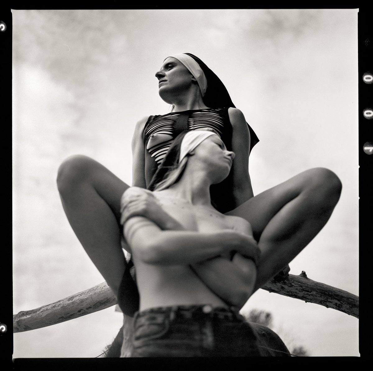 K4b00mmodel's tweet photo. #photographer Akki
#model me & k4renira
#photoevent plener im. Andrzeja Bersza
#analogphotography #photography #PHOTOS #models #polishmodels #poland #bwphotography #bw #bwphotos #polishgirls #klisza #zakonnica #nun #farm #ranczo https://t.co/r7PXjArq5k