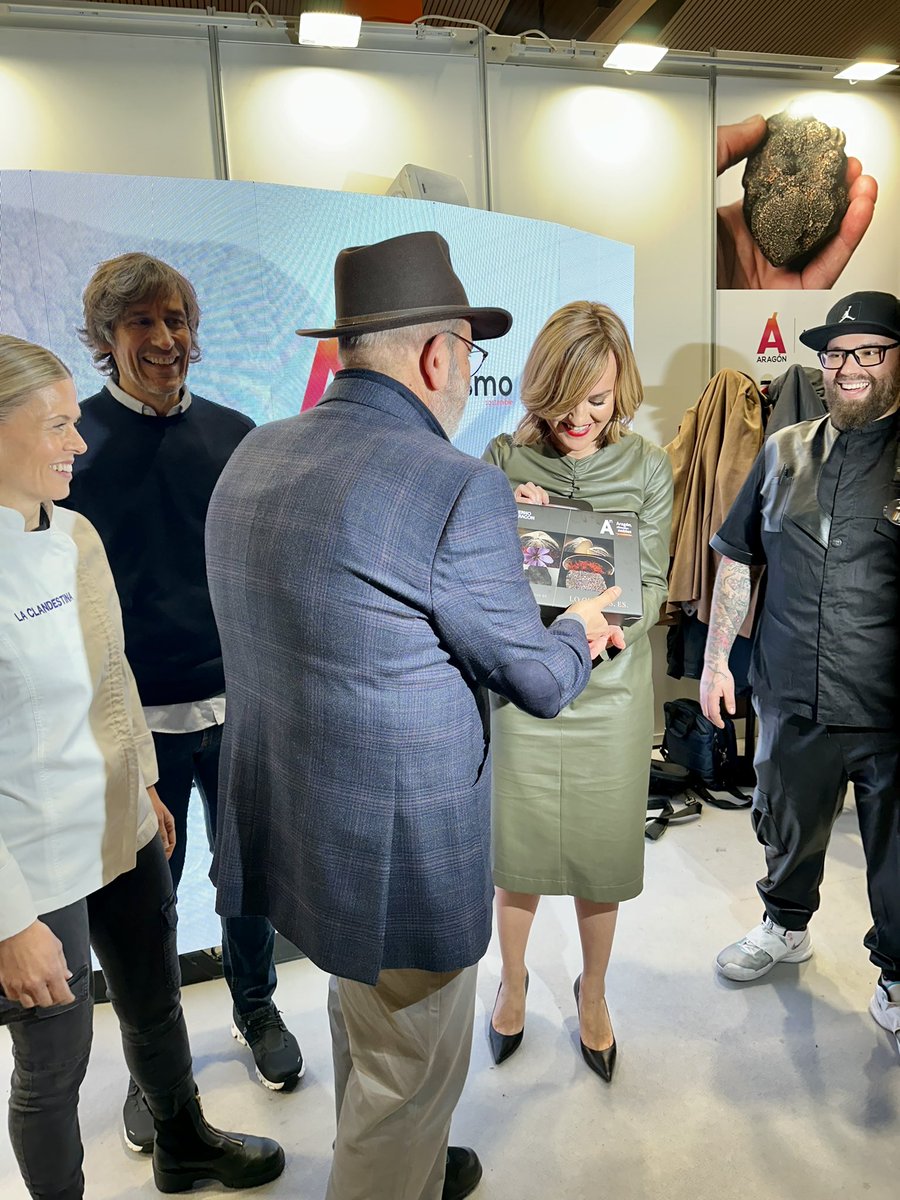 Carmen Urbano (@carmenurbano) on Twitter photo Susana Casanova y Francesko Vera, dos de nuestros chefs más reputados han compartido sus éxitos en <a href="/madridfusion/">madrid fusion</a> con la Ministra <a href="/Pilar_Alegria/">Pilar Alegría</a> en el stand de Aragón. Talento e Innovación.
#cocina #gastronomía #madridfusion2023 <a href="/aragonturismo/">Turismo de Aragón</a> <a href="/aragonalimentos/">Aragón Alimentos</a> <a href="/GobAragon/">Gobierno de Aragón</a> Susana Casanova y Francesko Vera, dos de nuestros chefs más reputados han compartido sus éxitos en <a href="/madridfusion/">madrid fusion</a> con la Ministra <a href="/Pilar_Alegria/">Pilar Alegría</a> en el stand de Aragón. Talento e Innovación.
#cocina #gastronomía #madridfusion2023 <a href="/aragonturismo/">Turismo de Aragón</a> <a href="/aragonalimentos/">Aragón Alimentos</a> <a href="/GobAragon/">Gobierno de Aragón</a>