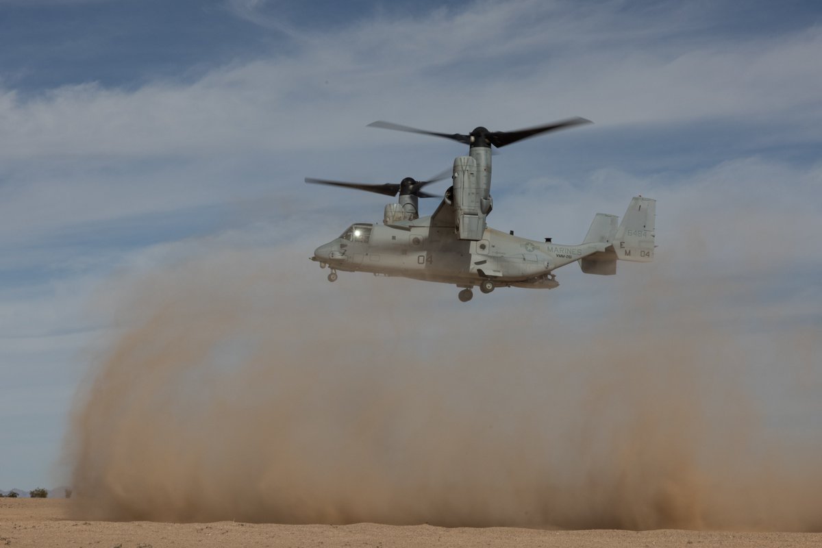 #Marines w/ @2nd_MAW conduct reduced-visibility landing #training near @yuma_mcas, AZ. VMM-261 trained to support Marine ground units for #operations around the globe. 

(#USMC photos by Lance Cpl. Orlanys Diaz Figueroa)
#EveryDomain #MarineAviation #Aviation #HomelandDefense